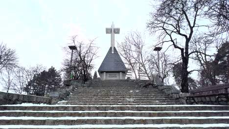 Los-Héroes-Cruzan-El-Monumento-En-Cluj-Napoca-En-Invierno-Rumania