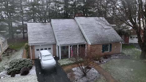 Establishing-shot-of-American-home-during-snow-storm