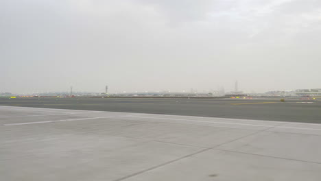 Logística-Del-Aeropuerto-De-Dubai-Vista-En-Un-Día-Nublado