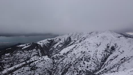 Luftdrohne-Des-Atemberaubenden-Schneeweißen-Berges-In-Sardinien,-Aufsteigend