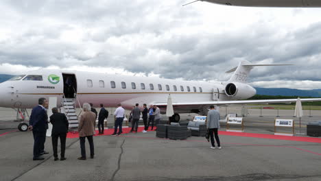 World's-Largest,-Longest-Range-Business-Jet,-Bombardier-Global-7500,-pan