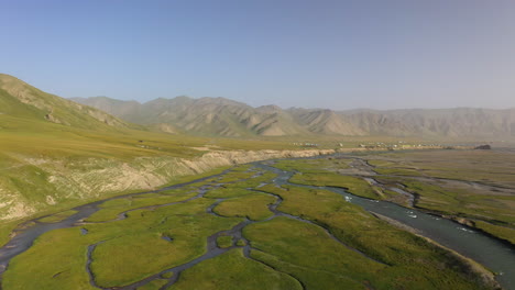 Breite-Drohnenaufnahme-Eines-Jurtencampingplatzes-In-Der-Nähe-Des-Kurumduk-Flusses-In-Kirgisistan