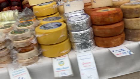 Viele-Verschiedene-Käsesorten-Auf-Dem-Marktplatz
