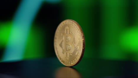 Bitcoin-Girando-Con-Código-Verde-Bokeh-En-El-Fondo