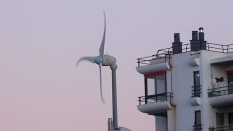 Nahaufnahme-Von-Windkraftanlagen-Erzeugen-Strom,-Windmühlensilhouetten-Bei-Sonnenuntergang