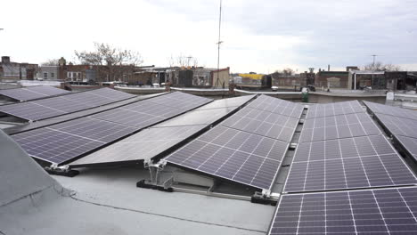 Paneles-Solares-Ecológicos-En-Una-Azotea-En-Filadelfia