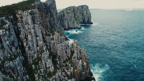 Cape-Hauy-Drone-Circling-Rock-View-in-Tasmania,-Australia