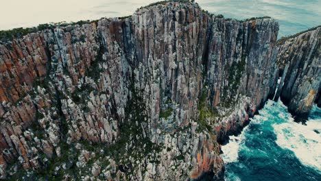 Cape-Hauy-Drone-Downward-Pan-View-in-Tasmania,-Australia