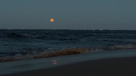 Luna-Saliendo-Sobre-El-Mar-Hermosa-Toma-Cinematográfica-Escénica
