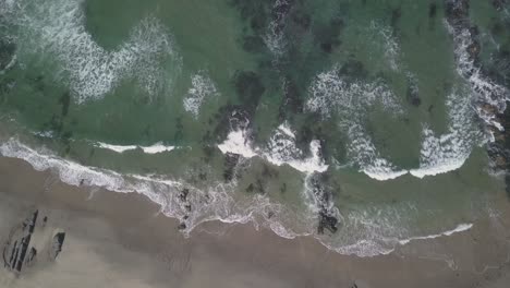 Eine-Luftaufnahme-Von-Wunderschönen-Meereswellen-Am-Ufer-In-Guincho-Beach-In-Lissabon-Portugal