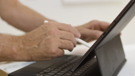 Anciano-Usando-Tableta-Ipad-Con-Lápiz-Y-Aprendiendo-Nueva-Tecnología