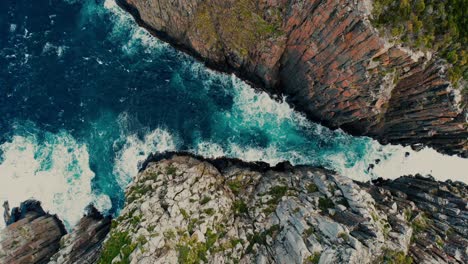 Cape-Hauy-Drohne-Blick-Auf-Das-Meer-Zwischen-Klippen-In-Tasmanien,-Australien