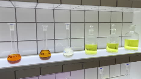 Chemieglasfläschchen-Mit-Gelben-Und-Braunen-Substanzen-Auf-Einem-Weißen-Gestell-Auf-Der-Marokko-Pavillon-Expo-Dubai-2020