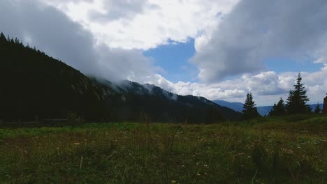 Zeitraffer-Einer-Grünen-Bergwiese-Mit-Wolken,-Die-Sich-An-Einem-Sommertag-Am-Himmel-Bewegen