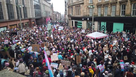 Una-Toma-Amplia-De-Manifestantes-Pro-trans-Reunidos-En-Glasgow