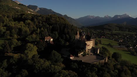 Castillo-Francés-De-Ensueño-Entre-Montañas-Y-Bosques-En-Los-Alpes
