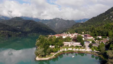 Vuelo-Lento-Hacia-Barcis-Dolomitas-Norte-De-Italia-Con-Una-Gran-Vista-Sobre-El-Lago-Verde-Azulado-Y-El-Panorama-Montañoso