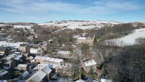 Frío-Invierno-Nevado-Vista-Aérea-Cinematográfica-Paisaje-Urbano-Paisaje-Urbano-Con-Techos-Cubiertos-De-Nieve-Panorama-Pequeño-Pueblo-Rural-Inglés-De-Delph-Village-West-Yorkshire