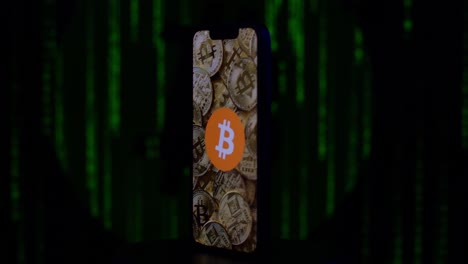 Bitcoin-En-Un-Iphone-Con-Código-Verde-En-El-Fondo