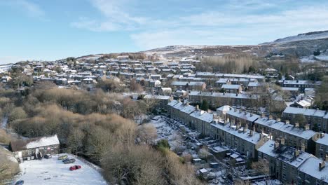 Kalter-Verschneiter-Winter-Filmisches-Luftbild-Stadtbild-Stadtbild-Mit-Schneebedeckten-Dächern-Panorama-4k-Marsden-Village-West-Yorkshire,-Endland
