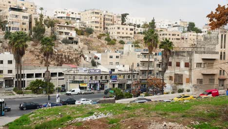 Vista-Del-Paisaje-Urbano-De-La-Vida-Cotidiana-En-La-Ciudad-Capital-De-Amman-Con-Casas-Construidas,-Apartamentos,-Tiendas-Y-Tráfico-En-Jordania,-Oriente-Medio