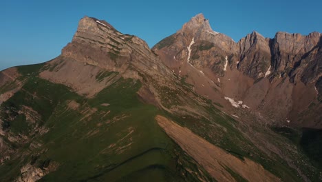 Impresionantes-Picos-Montañosos-En-Los-Alpes-Franceses