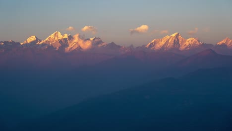 Ein-Zeitraffer-Des-Sonnenuntergangs-über-Den-Himalayabergen-Mit-Vorbeiziehenden-Wolken-Am-Himmel