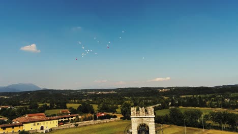 Ein-Haufen-Luftballons-Flog-über-Das-Rathaus