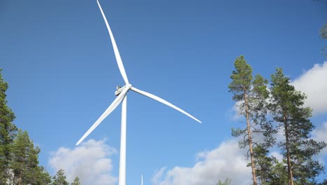 Establishing-shot-of-an-isolated-wind-turbine-generating-green-and-renewable-energy,-pan-shot
