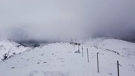 Epischer-Drohnenblick-Aus-Der-Luft-Auf-Schneebedeckte-Gipfel-Der-Bergkette,-Nach-Vorne