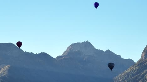 Drei-Heißluftballons-Fliegen-über-Die-Berge-In-Den-Französischen-Alpen