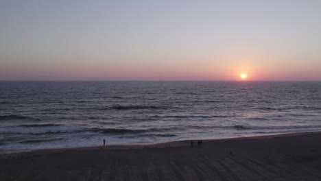 Wunderschöner-Orangefarbener-Und-Rosafarbener-Sonnenuntergang-In-Oxnard,-Kalifornien---4K-Drohnenleute,-Die-Den-Sonnenuntergang-Beobachten