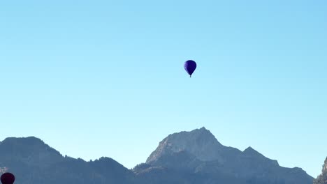 Heißluftballon-Absteigend-Nach-Einem-Flug-über-Die-Französischen-Alpen