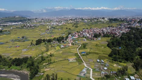 Eine-Luftschwenkansicht-Der-Stadt-Kathmandu-Mit-Den-Himalayabergen-Im-Hintergrund-Unter-Einem-Klaren-Blauen-Himmel