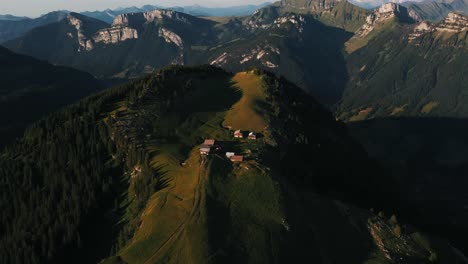 Lindo-Pueblo-De-Granjeros-En-La-Cima-De-Una-Montaña-En-Los-Alpes