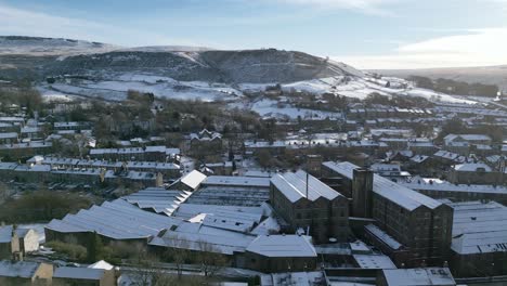 Winter-Filmisches-Luftbild-Stadtbild-Stadtbild-Mit-Schneebedeckten-Dächern-Panorama-4k-Marsden-Dorf-West-Yorkshire,-Endland