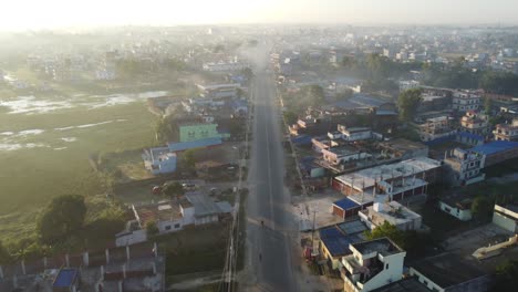 Eine-Luftaufnahme-Einer-Geraden-Straße,-Die-Von-Häusern-In-Der-Stadt-Nepalgunj-Gesäumt-Ist