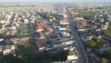 Eine-Luftaufnahme-Einer-Geraden-Straße,-Die-Von-Häusern-In-Der-Stadt-Nepalgunj-Gesäumt-Ist