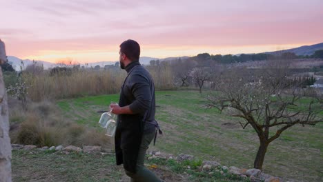 Chef-walks-through-the-countryside-for-a-wine-tasting-at-sunset