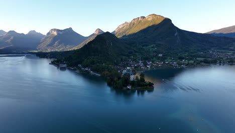 Impresionante-Paisaje-De-Montañas-Y-Lago-Azul-Claro-En-Los-Alpes-Franceses
