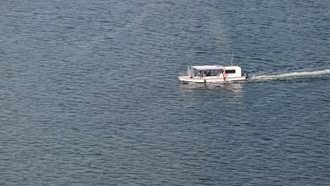 Eine-Kleine-Yacht-Schwimmt-Auf-Der-Meeresoberfläche-Von-Dubai&#39;s-Creek,-Arabisches-Meer,-Eine-Top-touristenattraktion-Vae,-4k-aufnahmen