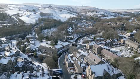 Winterfilmisches-Stadtbild-Stadtbild-Mit-Schneebedeckten-Dächern-Panorama-4k-Marsden-Dorf-West-Yorkshire,-Endland