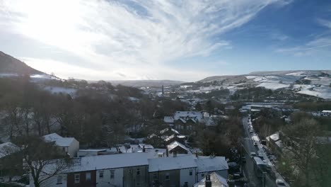 Frío-Invierno-Nevado-Vista-Aérea-Cinematográfica-Paisaje-Urbano-Paisaje-Urbano-Con-Techos-Cubiertos-De-Nieve-Panorama-4k-Marsden-Village-West-Yorkshire,-Endland