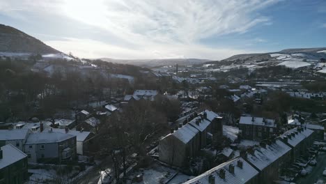 Frío-Invierno-Nevado-Vista-Aérea-Cinematográfica-Paisaje-Urbano-Paisaje-Urbano-Con-Techos-Cubiertos-De-Nieve-Panorama-4k-Marsden-Village-West-Yorkshire,-Endland