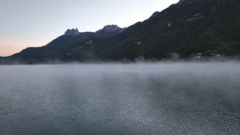 Morgennebel-Auf-Einem-Bergsee-In-Den-Alpen