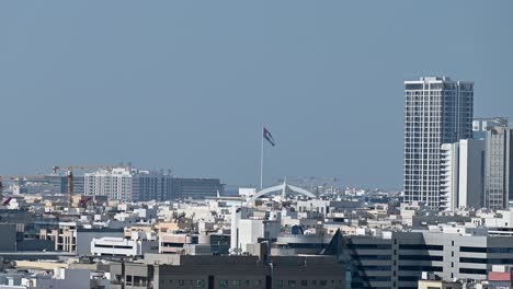4k:-Die-Flagge-Der-Vereinigten-Arabischen-Emirate-Weht-In-Der-Luft-über-Dubai-City