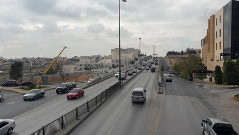Tráfico-Intenso-Y-Personas-Que-Viajan-En-Sus-Automóviles-En-La-Ciudad-Central-De-La-Capital-Amman,-Jordania