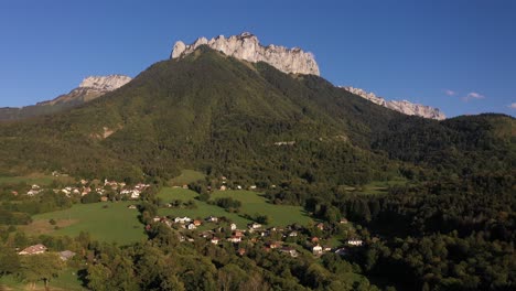 Kleines-Dorf-Unter-Einem-Berg-In-Den-Französischen-Alpen