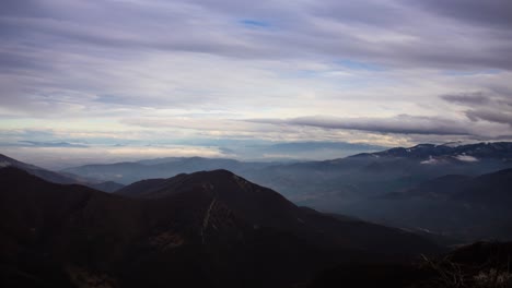 Hermoso-Lapso-De-Tiempo-Sobre-Las-Nubes-En-La-Cima-De-Una-Montaña