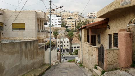 Casas-Construidas-En-La-Ciudad-Capital-Densamente-Poblada-De-Amman-En-Jordania,-Vista-Del-Callejón-Con-Escalones,-Edificios-Y-Tráfico